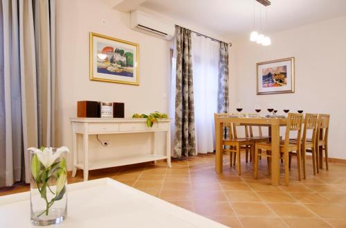 Stari Grad Villa Sleeps 8 With Pool Air Con And Wifi