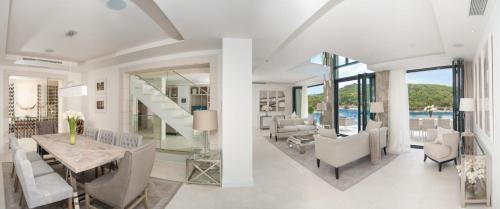 Puntinak Villa Sleeps 8 With Pool Air Con And Wifi