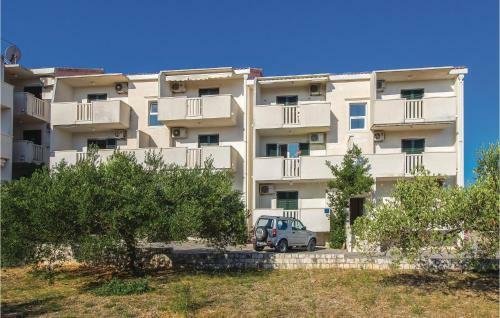 Two-bedroom Apartment In Supetar