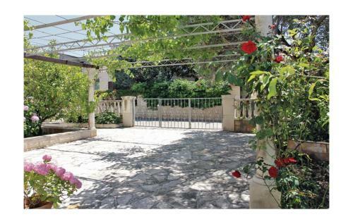 Two-bedroom Apartment In Supetar
