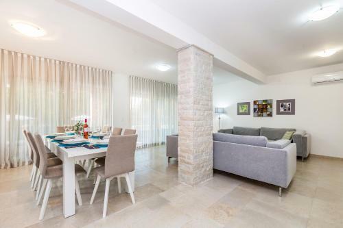 Holiday House Milovcici