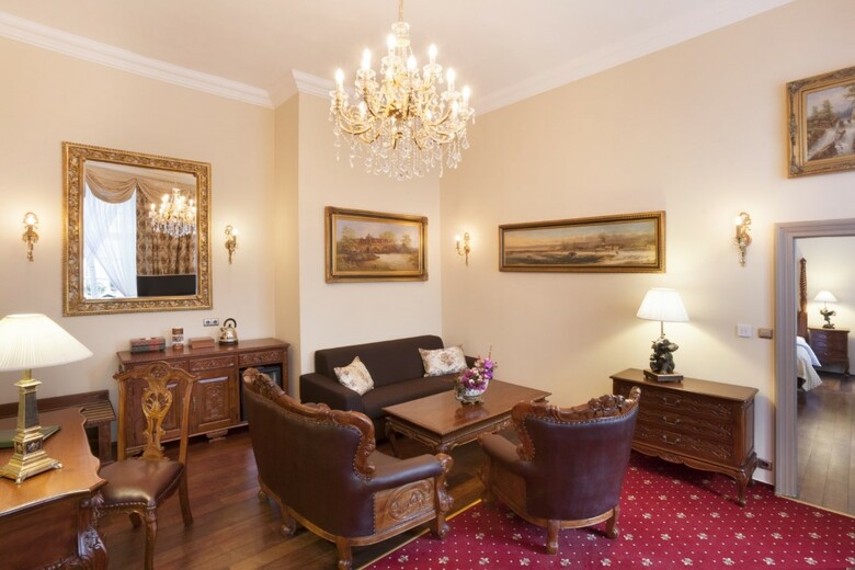 The Iron Gate Hotel & Suites