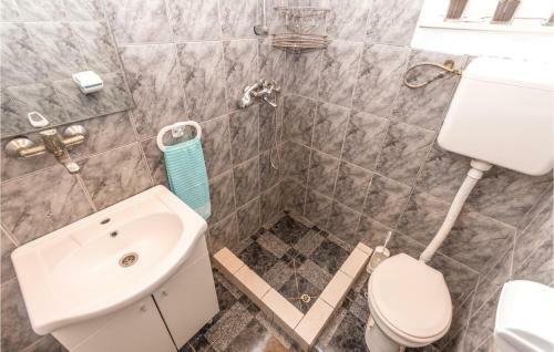 Three-bedroom Holiday Home In Tkon