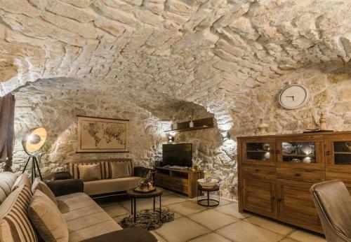 Villa Leonarda - Luxury Stone House