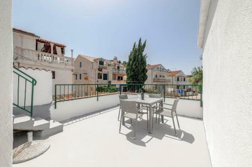 Hostal Apartments Paola