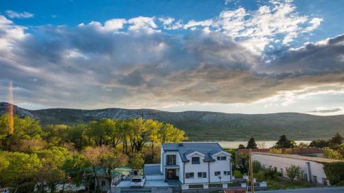 Hostal Apartment With Beautiful Lake View