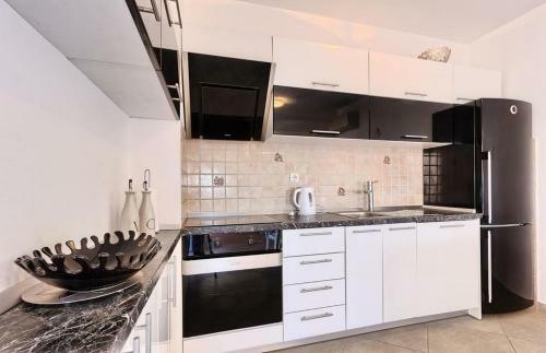 Luxury Apartment Black&white With Pool