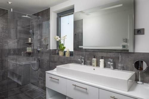 Luxury Apartments Baoti?