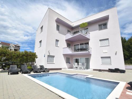 Cosy Apartment In Okrug Gornji With Pool