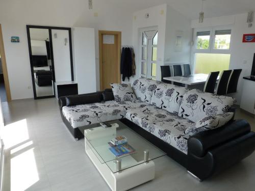 Cosy Apartment In Okrug Gornji With Pool