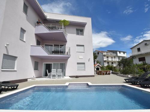 Cosy Apartment In Okrug Gornji With Pool