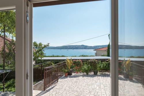 Apartments Vin - 40 M From Sea