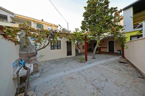 Two Bedroom House With A Private Yard - Levante