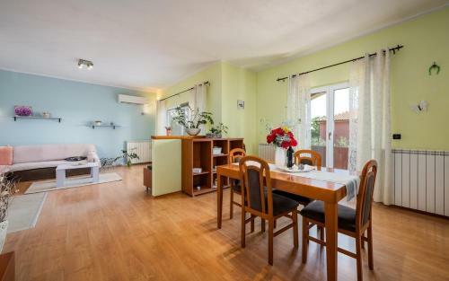 Iva House With Apartment