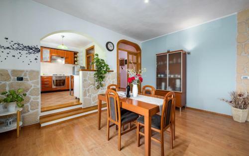 Iva House With Apartment