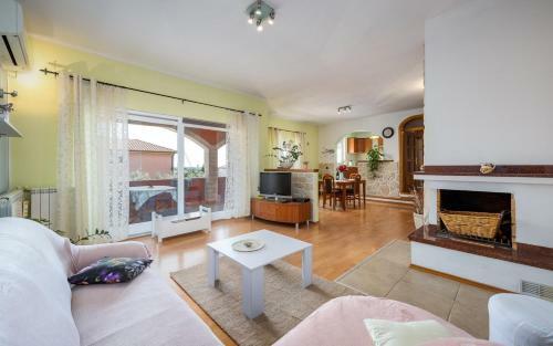 Iva House With Apartment