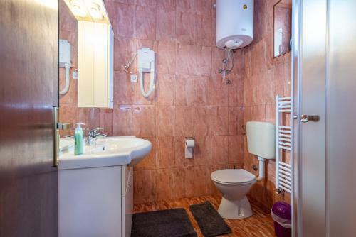 Hostal Apartments Adamovic With Shared Pool