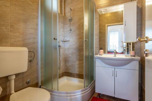 Hostal Apartments Adamovic With Shared Pool