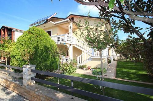 Apartments Ederina 290