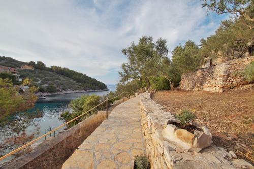 Stone House Mia