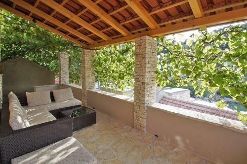 Stone House Mia