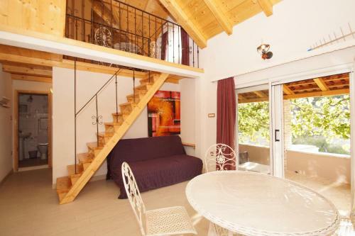 Stone House Mia