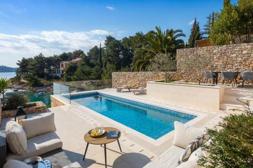 Beachfront Villa Grain Of Salt With Pool