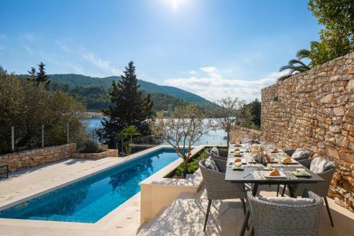 Beachfront Villa Grain Of Salt With Pool