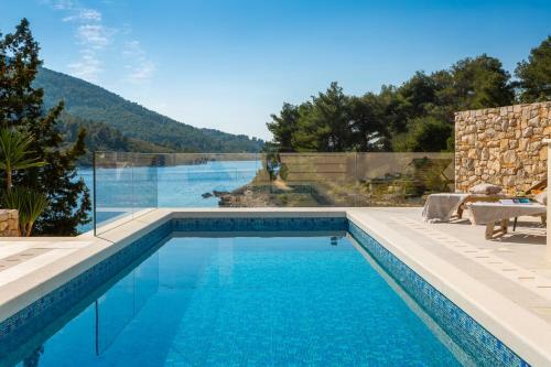 Beachfront Villa Grain Of Salt With Pool