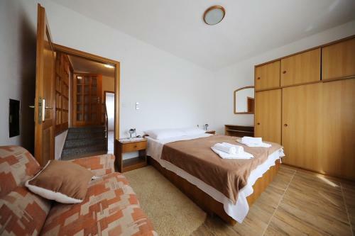Hostal Kne? Mali I?