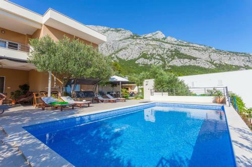 Holiday Home With Pool Arija
