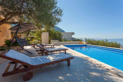 Holiday Home With Pool Arija