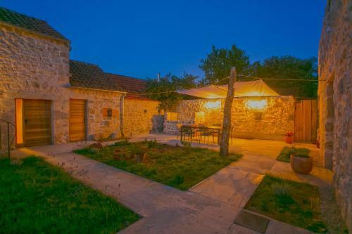Heritage House With Heated Pool Vrime
