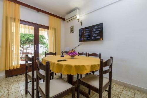 Apartment Petar - By The Sea
