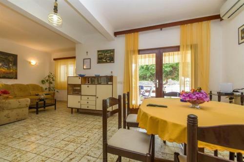 Apartment Petar - By The Sea