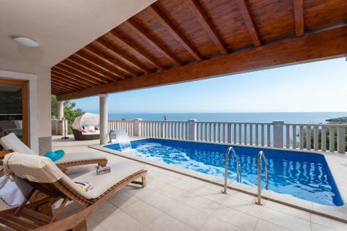Exceptional Beachfront Holiday Villa On Kor?ula Island