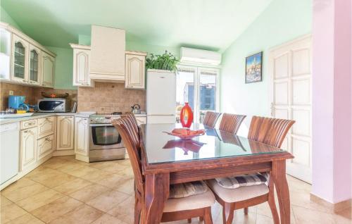 Six-bedroom Holiday Home In Seget Vranjica