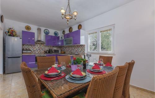 Six-bedroom Holiday Home In Seget Vranjica