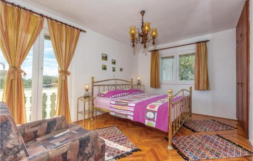 Six-bedroom Holiday Home In Seget Vranjica