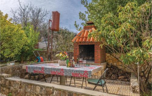 Six-bedroom Holiday Home In Seget Vranjica