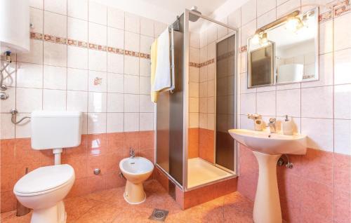 Six-bedroom Holiday Home In Seget Vranjica