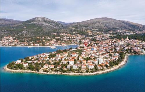 Six-bedroom Holiday Home In Seget Vranjica