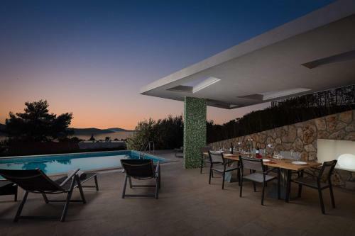 Villa Tela With Pool