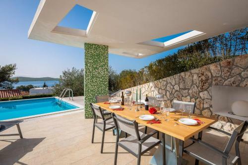 Villa Tela With Pool