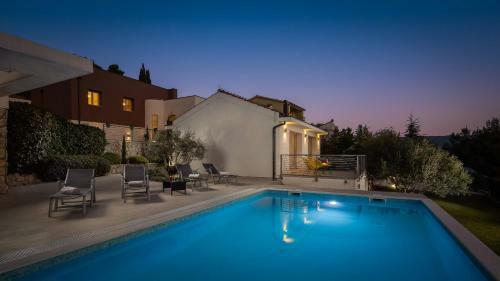 Villa Tela With Pool