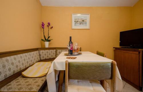 Hostal Apartments Mate