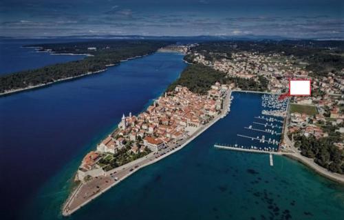 Impeccable 9-bed Apartment In Rab
