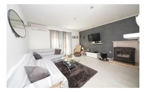 Six-bedroom Holiday Home In Kastel Stafilic