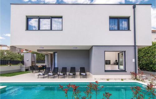 Five-bedroom Holiday Home In Kastel Kambelovac