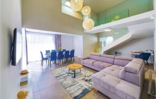 Five-bedroom Holiday Home In Kastel Kambelovac